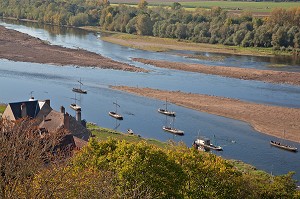 GABARES, BATEAU SUR NAVIGUANT SUR LA LOIRE DEVANT CHATEAU DE CHAUMONT-SUR-LOIRE, LOIR-ET-CHER (41), FRANCE 