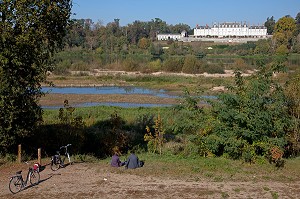 COUPLE DE CYCLISTES EN BALADE, ASSIS AU BORD DE LA LOIRE DEVANT LE CHATEAU DE MENARS, ITINERAIRE DE LA LOIRE A VELO, LOIR-ET-CHER (41), FRANCE 