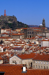 VUE SUR LES TOITS DE LA VILLE, PUY EN VELAY, CHEMIN DE COMPOSTELLE, HAUTE-LOIRE (43), FRANCE 