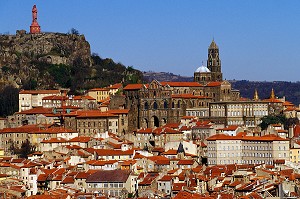 VUE SUR LES TOITS DE LA VILLE, PUY EN VELAY, CHEMIN DE COMPOSTELLE, HAUTE-LOIRE (43), FRANCE 