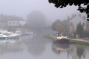 PORT DU PONT CANAL DE BRIARE DANS LA BRUME DU MATIN, LOIRET (45), FRANCE 