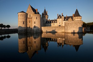 CHATEAU RENAISSANCE DE SULLY-SUR-LOIRE AU COUCHER DE SOLEIL, LOIRET (45), FRANCE 