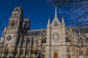 LA CATHEDRALE SAINTE-CROIX, CONSTRUITE AU 12 EME SIECLE, SON NOM PROVIENT D'UNE RELIQUE DE LA CROIX DU CHRIST QU'ELLE ABRITAIT AUTREFOIS,, ORLEANS, (45) LOIRET, CENTRE, FRANCE 