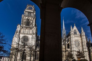 LA CATHEDRALE SAINTE-CROIX, CONSTRUITE AU 12 EME SIECLE, SON NOM PROVIENT D'UNE RELIQUE DE LA CROIX DU CHRIST QU'ELLE ABRITAIT AUTREFOIS, ORLEANS, (45) LOIRET, CENTRE, FRANCE 