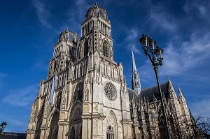 LA CATHEDRALE SAINTE-CROIX, CONSTRUITE AU 12 EME SIECLE, SON NOM PROVIENT D'UNE RELIQUE DE LA CROIX DU CHRIST QU'ELLE ABRITAIT AUTREFOIS, ORLEANS, (45) LOIRET, CENTRE, FRANCE 