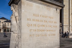 STATUE HOMMAGE A JEANNE D'ARC DEVANT LA CATHEDRALE SAINTE-CROIX, ORLEANS, (45) LOIRET, CENTRE, FRANCE 
