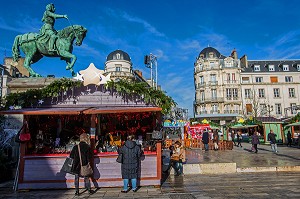 MARCHE DE NOEL DEVANT LA STATUE JEANNE D'ARC, PLACE DU MARTROI, ORLEANS, (45) LOIRET, CENTRE, FRANCE 