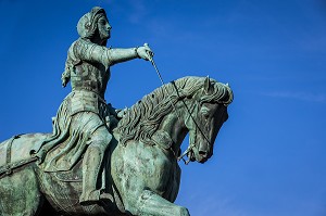 STATUE EQUESTRE DE JEANNE D'ARC, SCULPTEE PAR DENIS FOYATIER AU 19 EME SIECLE, PLACE DU MARTROI, ORLEANS, (45) LOIRET, CENTRE, FRANCE 