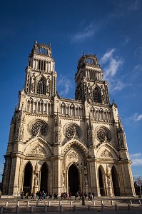 LA CATHEDRALE SAINTE-CROIX, CONSTRUITE AU 12 EME SIECLE, SON NOM PROVIENT D'UNE RELIQUE DE LA CROIX DU CHRIST QU'ELLE ABRITAIT AUTREFOIS, ORLEANS, (45) LOIRET, CENTRE, FRANCE 