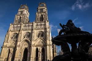 LA CATHEDRALE SAINTE-CROIX, CONSTRUITE AU 12 EME SIECLE, SON NOM PROVIENT D'UNE RELIQUE DE LA CROIX DU CHRIST QU'ELLE ABRITAIT AUTREFOIS, ORLEANS, (45) LOIRET, CENTRE, FRANCE 