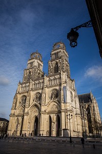 LA CATHEDRALE SAINTE-CROIX, CONSTRUITE AU 12 EME SIECLE, SON NOM PROVIENT D'UNE RELIQUE DE LA CROIX DU CHRIST QU'ELLE ABRITAIT AUTREFOIS, ORLEANS, (45) LOIRET, CENTRE, FRANCE 