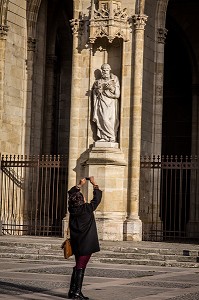 TOURISTE DEVANT LA CATHEDRALE SAINTE-CROIX, CONSTRUITE AU 12 EME SIECLE, SON NOM PROVIENT D'UNE RELIQUE DE LA CROIX DU CHRIST QU'ELLE ABRITAIT AUTREFOIS, ORLEANS, (45) LOIRET, CENTRE, FRANCE 