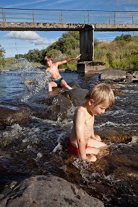 ENFANTS JOUANT DANS L'EAU D'UNE RIVIERE, LOZERE, FRANCE 
