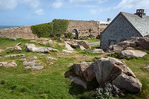 FORT DU CAP LEVI ERIGE AU 19EME SIECLE SOUS NAPOLEON BONAPARTE ET REHABILITE AUJOURD'HUI EN CHAMBRES D'HOTES, PAYSAGE LITTORAL AVEC DES GENETS EN FLEURS, FERMANVILLE, MANCHE (50), FRANCE 