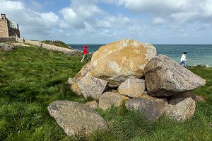 BALADE EN BORD DE MER PRES DU FORT DU CAP LEVI, PAYSAGE LITTORAL, FERMANVILLE, MANCHE (50), FRANCE 