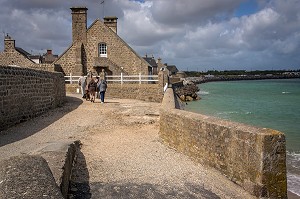 PROMENEURS EN BORD DE MER, A BARFLEUR, LABELLISE PLUS BEAU VILLAGE DE FRANCE, MANCHE (50), FRANCE 