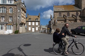 PROMENADE A VELO DANS LE CENTRE-VILLE DE BARFLEUR, LABELLISE PLUS BEAU VILLAGE DE FRANCE, MANCHE (50), FRANCE 