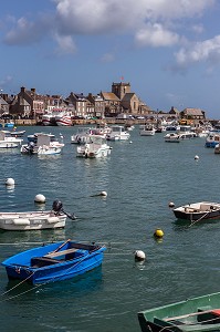 BATEAUX DE PECHE SUR LE PORT DE BARFLEUR, LABELLISE PLUS BEAU VILLAGE DE FRANCE, MANCHE (50), FRANCE 