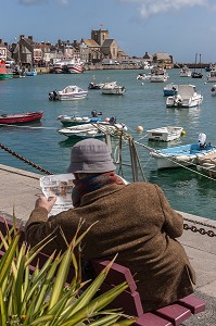 HOMME LISANT LE JOURNAL SUR LE PORT DE BARFLEUR, LABELLISE PLUS BEAU VILLAGE DE FRANCE, MANCHE (50), FRANCE 