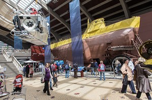 GRANDE GALERIE DES ENGINS ET DES HOMMES DE LA CITE DE LA MER AVEC LES SOUS-MARINS ARCHIMEDE ET ALVIN, GARE MARITIME TRANSATLANTIQUE, CHERBOURG-OCTEVILLE, MANCHE (50), FRANCE 
