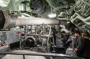 VISITE DE L'INTERIEUR DU SOUS-MARIN ' LE REDOUTABLE ', PREMIER SOUS-MARIN NUCLEAIRE LANCEUR D'ENGINS FRANCAIS, LANCE LE 29 MARS 1967 A CHERBOURG PAR LE GENERAL DE GAULLE, GARE MARITIME TRANSATLANTIQUE, CHERBOURG-OCTEVILLE, MANCHE (50), FRANCE 