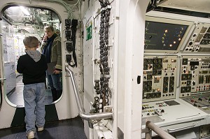VISITE DE L'INTERIEUR DU SOUS-MARIN ' LE REDOUTABLE ', PREMIER SOUS-MARIN NUCLEAIRE LANCEUR D'ENGINS FRANCAIS, LANCE LE 29 MARS 1967 A CHERBOURG PAR LE GENERAL DE GAULLE, GARE MARITIME TRANSATLANTIQUE, CHERBOURG-OCTEVILLE, MANCHE (50), FRANCE 