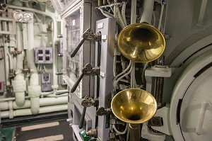 PORTE-VOIX EN CUIVRE, INTERIEUR DU SOUS-MARIN ' LE REDOUTABLE ', PREMIER SOUS-MARIN NUCLEAIRE LANCEUR D'ENGINS FRANCAIS, LANCE LE 29 MARS 1967 A CHERBOURG PAR LE GENERAL DE GAULLE, GARE MARITIME TRANSATLANTIQUE, CHERBOURG-OCTEVILLE, MANCHE (50), FRANCE 
