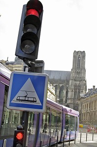 NOUVEAU TRAMWAY MIS EN SERVICE EN AVRIL 2011, COURS JEAN BAPTISTE LANGLET, REIMS, MARNE (51), CHAMPAGNE-ARDENNE, FRANCE 