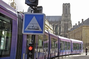 NOUVEAU TRAMWAY MIS EN SERVICE EN AVRIL 2011, COURS JEAN BAPTISTE LANGLET, REIMS, MARNE (51), CHAMPAGNE-ARDENNE, FRANCE 