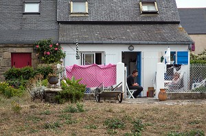 PETITES MAISONS ESTIVALES SUR L'ILE D'HOUAT, GOLFE DU MORBIHAN (56), FRANCE 