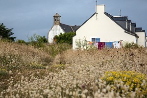 MAISONS ET EGLISE DE L'ILE D'HOUAT, GOLFE DU MORBIHAN (56), FRANCE 