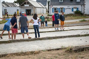 JOUEURS DE PETANQUE DEVANT LES COMMERCES DU VILLAGE (TABAC BOULANGERIE), ILE D'HOUAT, GOLFE DU MORBIHAN (56), FRANCE 