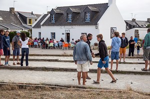 JOUEURS DE PETANQUE DEVANT LE CAFE LA TRINQUETTE, ILE D'HOUAT, GOLFE DU MORBIHAN (56), FRANCE 