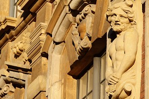 DETAIL DE LA FACADE DE LA VIEILLE BOURSE CONSTRUITE EN 1652, ARCHITECTURE BAROQUE FLAMANDE, GRANDE PLACE CENTRALE, PLACE DU GENERAL DE GAULLE, LILLE, NORD (59), FRANCE 