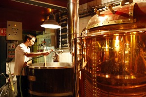 BRASSEUR DE BIERE ARTISANALE, BAR BRASSERIE 'AUX TROIS BRASSEURS', LILLE, NORD (59), FRANCE 