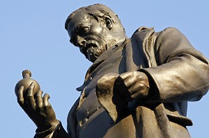 STATUE DE PASTEUR, PLACE PHILIPPE LEBON, LILLE, NORD (59), FRANCE 