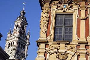 DETAIL DE LA FACADE DE LA VIEILLE BOURSE CONSTRUITE EN 1652, ARCHITECTURE BAROQUE FLAMANDE ET LE BEFFROI DE LA CCI (CHAMBRE DU COMMERCE DE L'INDUSTRIE), GRANDE PLACE CENTRALE, PLACE DU GENERAL DE GAULLE, LILLE, NORD (59), FRANCE 