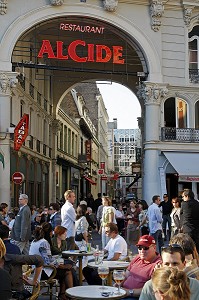 TERRASSE DE CAFE DEVANT L'ENSEIGNE DU RESTAURANT 'ALCIDE',  GRANDE PLACE CENTRALE, LILLE, NORD (59), FRANCE 