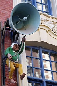 CELEBRE REPRESENTATION DU PERSONNAGE 'LE SONNEUR DE CLOCHE', RUE DE L'OPERA, LILLE, NORD (59), FRANCE 