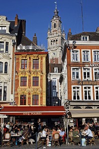 TERRASSES DES RESTAURANTS 'LE COQ ARDI' ET 'LA HOUBLONIERE' AVEC LES FACADES DECOREES DES IMMEUBLES DE LA GRANDE PLACE CENTRALE AVEC LE BEFFROI DE LA CCI (CHAMBRE DU COMMERCE DE L'INDUSTRIE), PLACE DU GENERAL DE GAULLE, LILLE, NORD (59), FRANCE 