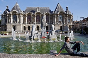 DETENTE DEVANT LA FONTAINE DU PALAIS DES BEAUX-ARTS, PLACE DE LA REPUBLIQUE, LILLE, NORD (59), FRANCE 