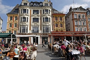 LA GRANDE PLACE CENTRALE ET SES TERRASSES DE RESTAURANTS ET CAFES, PLACE DU GENERAL DE GAULLE, LILLE, NORD (59), FRANCE 