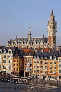 LA GRANDE PLACE CENTRALE  ET LE BEFFROI DE LA CCI (CHAMBRE DU COMMERCE DE L'INDUSTRIE) AVEC SES TERRASSES DE RESTAURANTS ET CAFES, LILLE, NORD (59), FRANCE 