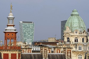 DOME DE LA VIEILLE BOURSE CONSTRUITE EN 1652 ET 'EURALILLE', TOUR DU CREDIT LYONNAIS, VUE DE LA GRANDE PLACE CENTRALE, LILLE, NORD (59), FRANCE 