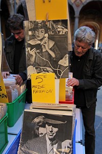 MARCHE AUX LIVRES, VIEILLE BOURSE, ARCHITECTURE BAROQUE FLAMANDE, GRANDE PLACE, LILLE, NORD (59), FRANCE 