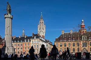 PASSANTS, STATUE DE LA DEESSE, BEFFROI, CHAMBRE DU COMMERCE DE L'INDUSTRIE (CCI) ET VIEILLE BOURSE, LILLE, NORD (59), FRANCE 