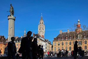 PASSANTS, STATUE DE LA DEESSE, BEFFROI, CHAMBRE DU COMMERCE DE L'INDUSTRIE (CCI) ET VIEILLE BOURSE, LILLE, NORD (59), FRANCE 
