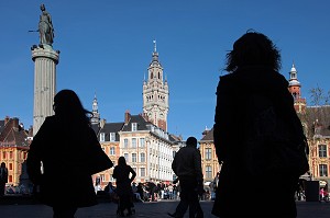 PASSANTS, STATUE DE LA DEESSE, BEFFROI, CHAMBRE DU COMMERCE DE L'INDUSTRIE (CCI) ET VIEILLE BOURSE, LILLE, NORD (59), FRANCE 