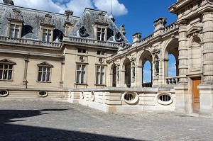 COUR D'HONNEUR DU CHATEAU DE CHANTILLY, MUSEE DE CONDE, OISE (60), FRANCE 