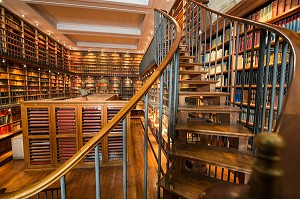 GRANDE BIBLIOTHEQUE DU THEATRE, BIBLIOTHEQUE DU DUC D’AUMALE (1822-1897) CONSTRUITE EN 1880 SUR L' EMPLACEMENT D' UN ANCIEN THEATRE PRIVE, CHATEAU DE CHANTILLY, OISE (60), FRANCE 